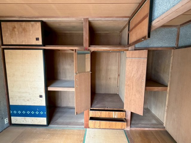 穏やかな時間が流れる落ち着きの住まい～裾野市桃園～の収納|2階和室の充実した収納スペース。押入れと天袋があり、季節の衣類や布団もしっかり収納できます。