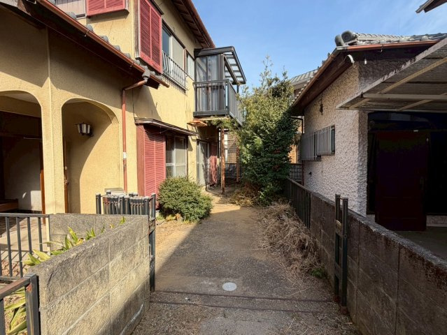 穏やかな時間が流れる落ち着きの住まい～裾野市桃園～の前面道路含む現地写真|建物入口です。ガーデニングや家庭菜園も楽しめそうです。