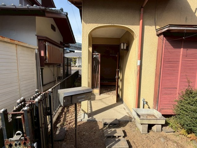 穏やかな時間が流れる落ち着きの住まい～裾野市桃園～の玄関|明るい光が差し込む玄関エントランス。