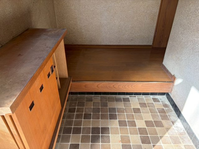 穏やかな時間が流れる落ち着きの住まい～裾野市桃園～の玄関|玄関ホール。モザイクタイル仕上げの土間と木製の下駄箱。
