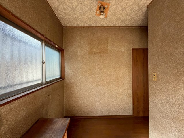 穏やかな時間が流れる落ち着きの住まい～裾野市桃園～の玄関|窓からの自然光が心地よく差し込みます。