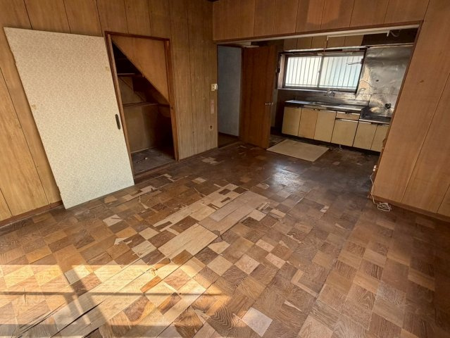 穏やかな時間が流れる落ち着きの住まい～裾野市桃園～の居間・リビング|リビングからダイニング・キッチンへの続き間。広々とした空間で、家族が集う暮らしが想像できます。