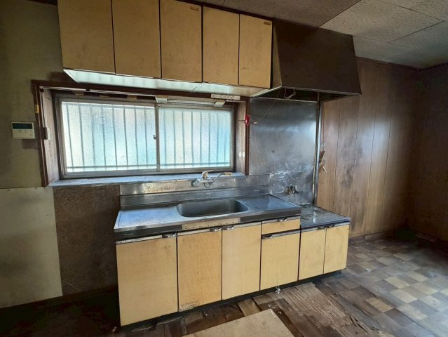 穏やかな時間が流れる落ち着きの住まい～裾野市桃園～のキッチン|昭和レトロなシステムキッチン。窓からの採光が明るく、リノベーションで理想のキッチン空間に生まれ変わる
