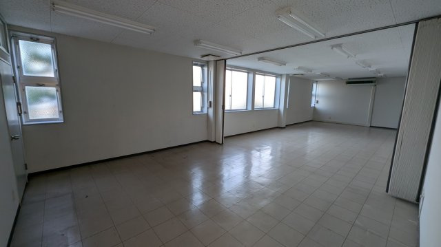 シミズビルC3室の居間・リビング|事務室窓側