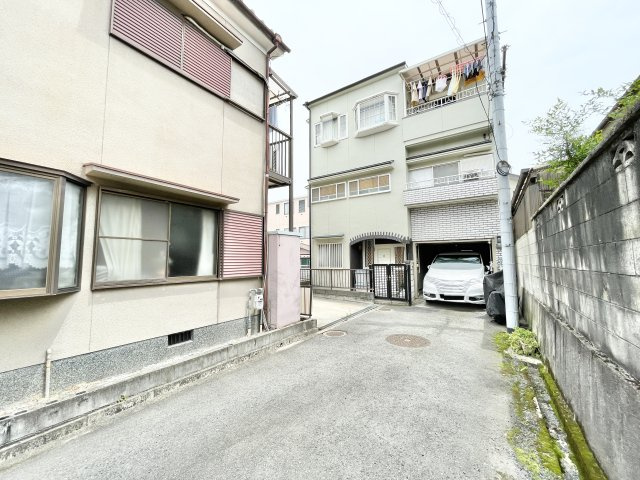 ■交野市神宮寺　売土地・建築条件なし■の前面道路含む現地写真