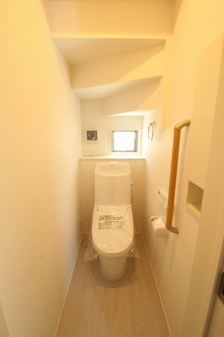 南国市緑ヶ丘3丁目　新築戸建　2号棟【太陽光発電システム】（全4区画）のトイレ|1Ｆ