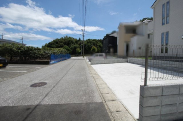 南国市緑ヶ丘3丁目　新築戸建　2号棟【太陽光発電システム】（全4区画）の前面道路含む現地写真|前面道路　東側　幅6.0ｍ　公道　接面10.6ｍ