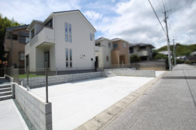 南国市緑ヶ丘3丁目　新築戸建　2号棟【太陽光発電システム】（全4区画）の駐車場|2号棟　土地面積　175.41㎡　（約53.06坪）