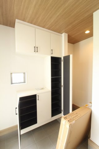 南国市緑ヶ丘3丁目　新築戸建　2号棟【太陽光発電システム】（全4区画）の収納|玄関収納