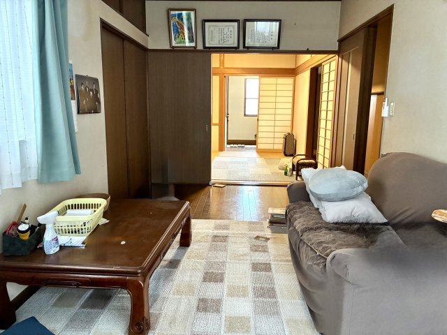 【オール電化】香南市夜須町手結　中古住宅の居間・リビング|家族が自然と集まる、ゆったりとした居住空間です
