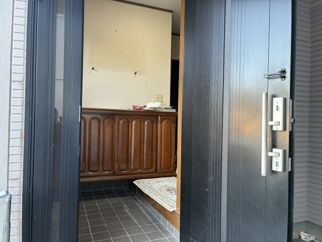 【オール電化◎】香南市夜須町手結　中古住宅の玄関|毎日を気持ちよく迎える、安心感あるエントランス