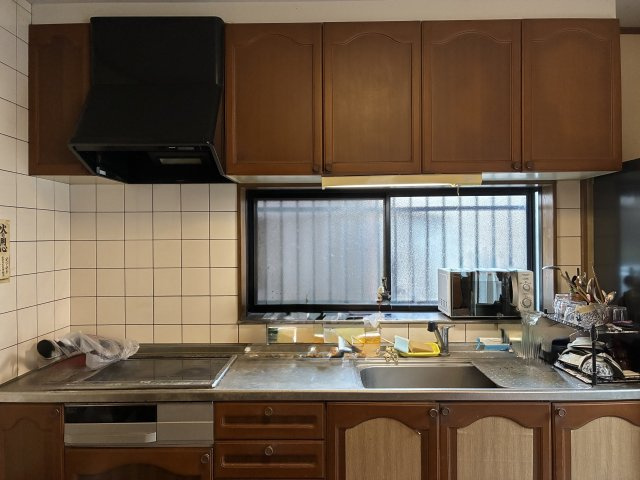 【オール電化◎】香南市夜須町手結　中古住宅のキッチン|窓付きで明るく換気も◎快適に使えるキッチン！