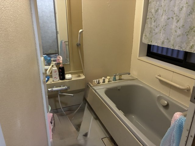 【オール電化】香南市夜須町手結　中古住宅の浴室|手すり付きで安心、毎日使いやすいバスルームです