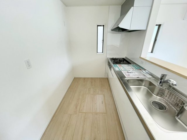 千曲市戸倉第６のキッチン|家族の会話が弾む開放的なカウンターキッチンです♪
