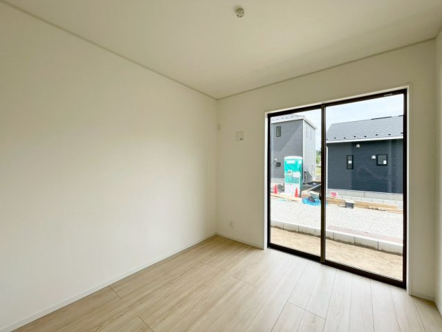 千曲市戸倉第６の洋室|日当たり風通しともに良好！明るく朝を迎えられるつくりになっています♪