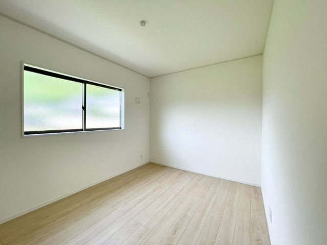 千曲市戸倉第６の洋室|全室大きな収納スペース付きで片付けも楽々♪