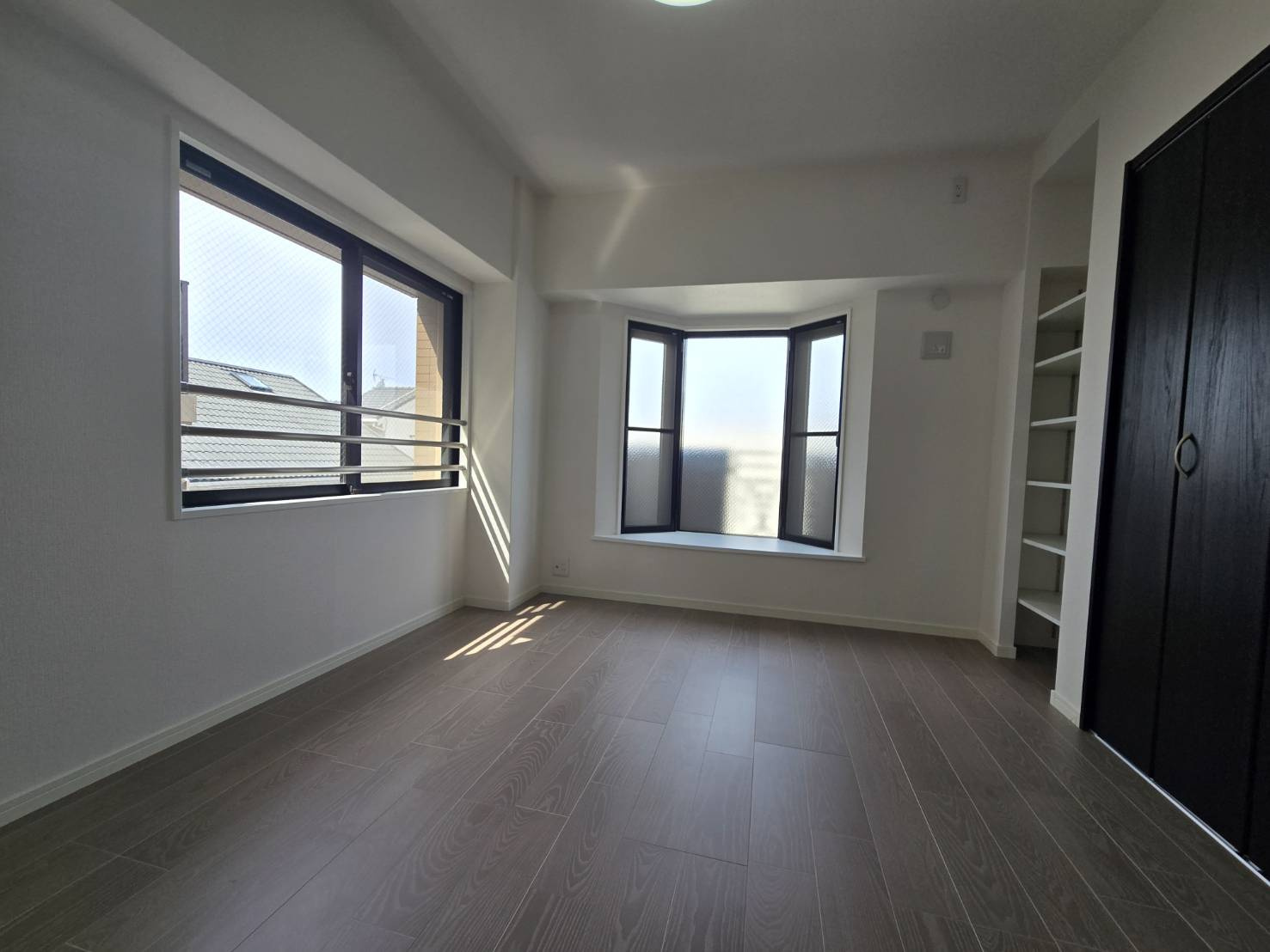 パロス筑紫丘の洋室|おしゃれな窓付きです☆昼間は電気をつけずに明るいですよ♪