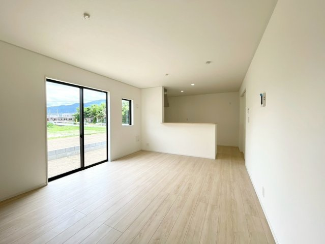 千曲市戸倉第６の居間・リビング|対面式のキッチンが特徴のLDK！リビングの様子を見ながら料理ができお子様のいるご家庭でも安心です♪　４号棟