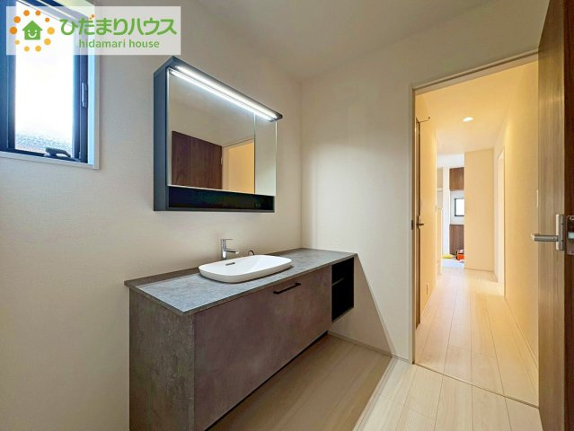 ひたちなか阿字ヶ浦町第4　新築戸建　1号棟の独立洗面台|三面鏡の大きな鏡は憧れます(^^♪ 鏡の後ろは収納となっていて、細かいものでも収納できるのでスッキリと整理できます！