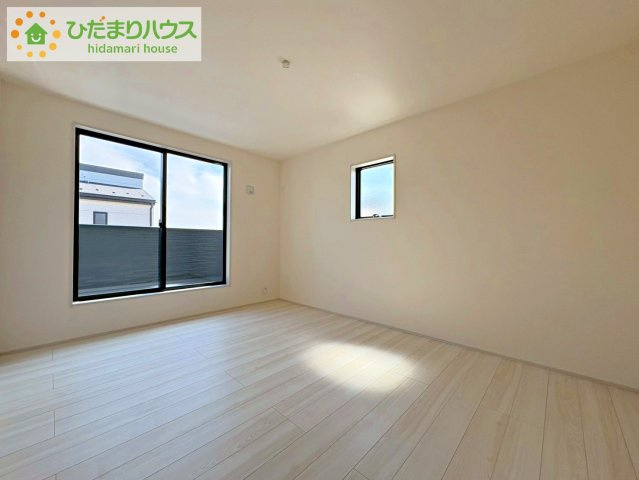 ひたちなか阿字ヶ浦町第4　新築戸建　1号棟の寝室|バルコニーに面していて、たっぷり光りの入る明るい主寝室です！