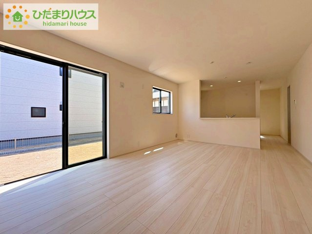 ひたちなか阿字ヶ浦町第4　新築戸建　1号棟の居間・リビング|"南側にお庭があり、明るく開放感のあるリビング。
昼間は、電気いらずでエコ+節約にもなります。"