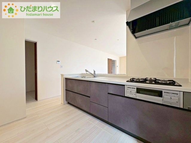 ひたちなか阿字ヶ浦町第4　新築戸建　1号棟のキッチン|3口コンロでお料理する時間も短くなりそうですね(*‘∀‘)