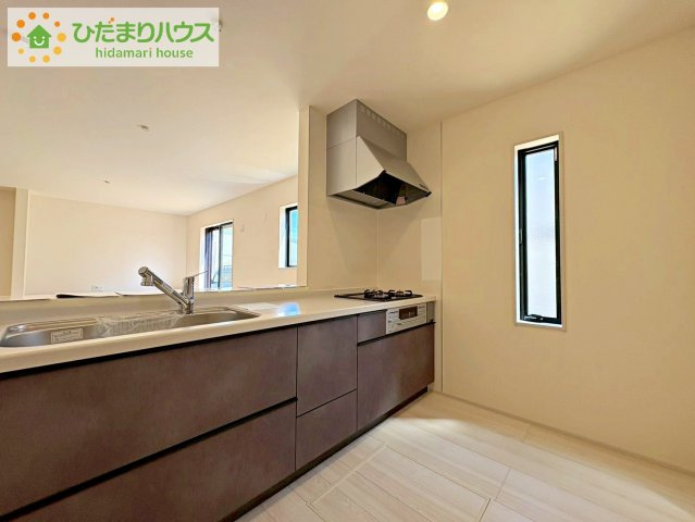 ひたちなか阿字ヶ浦町第4　新築戸建　1号棟のキッチン|リビングを見渡せるキッチンはお子様を見ながらでも料理が出来て安心ですね☆