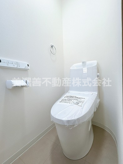 ５４９４７　岐阜市隆城町中古戸建てのトイレ
