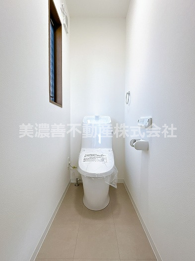 ５４９４７　岐阜市隆城町中古戸建てのトイレ
