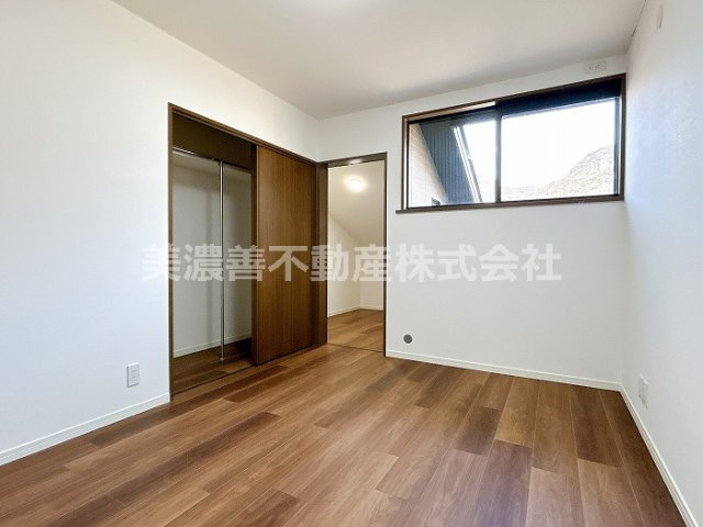 ５４９４７　岐阜市隆城町中古戸建ての洋室