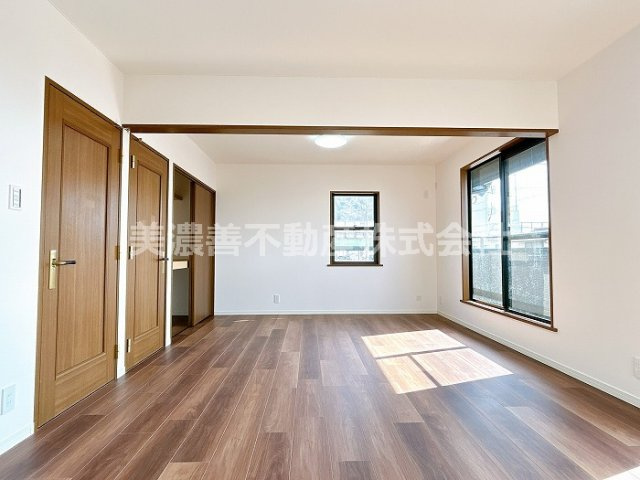 ５４９４７　岐阜市隆城町中古戸建ての洋室