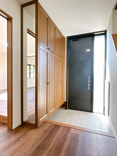 ５４９４７　岐阜市隆城町中古戸建ての玄関