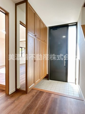５４９４７　岐阜市隆城町中古戸建ての玄関