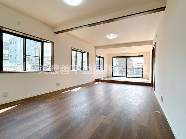 ５４９４７　岐阜市隆城町中古戸建ての居間・リビング