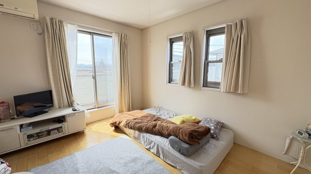 売中古戸建　沼津市東椎路の洋室|白が基調の寝室は空間に抜け感があり開放的。南向きの窓は気持ちよく一日を始められる心地よい目覚め空間となります。