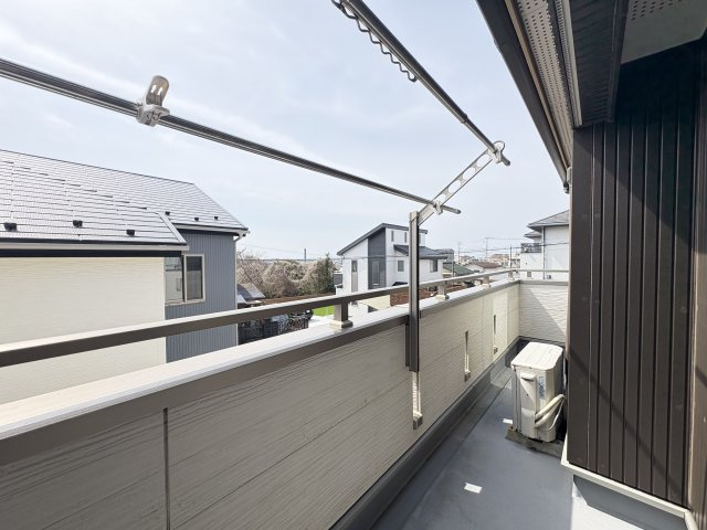 売中古戸建　沼津市東椎路のバルコニー|陽当たり良好な南向きバルコニーで快適な暮らしを実現。たっぷりの洗濯物もすっきり乾燥します。