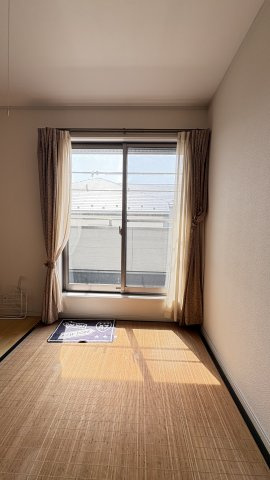 売中古戸建　沼津市東椎路の洋室|2階にある5.2畳の洋室にもたっぷりの日差しがあり開放感と清潔感があります。お子様用の部屋としても最適です。
