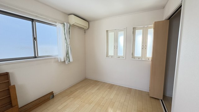 売中古戸建　沼津市東椎路の洋室|小窓のついたこちらのお部屋。窓を開けるとLDKの吹き抜けとなってます。