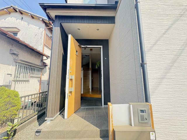 売中古戸建　沼津市東椎路の玄関|日差しが差し込むあたたかな玄関空間