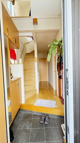 売中古戸建　沼津市東椎路の玄関|玄関入り口は吹き抜けになっており、とても開放的