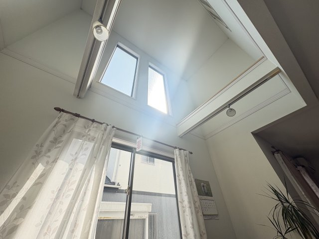 売中古戸建　沼津市東椎路の居間・リビング|高窓からたっぷり光が差し込む開放的な吹き抜け空間で、明るく心地よい暮らしを演出します