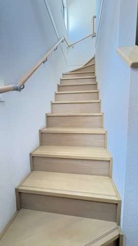 売中古戸建　沼津市東椎路のその他|階段には手すりもあり安心です