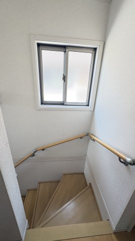 売中古戸建　沼津市東椎路の内装|階段に窓があり空気の入れ替えができこもりにくく、縦の空間が広く感じられます。ちょとした電気代の節約にもなります。
