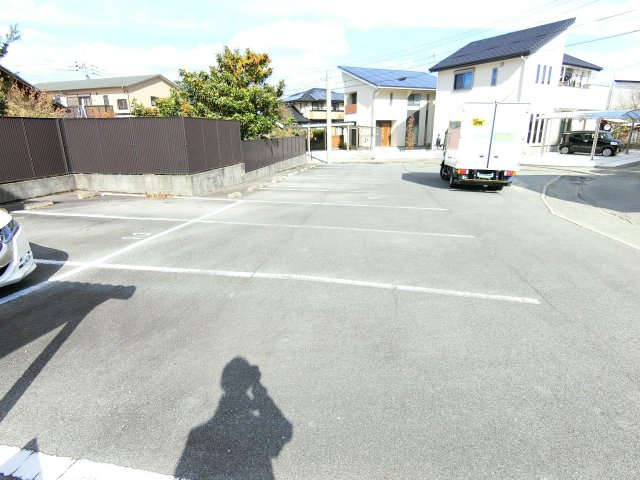 ハウスフリーデⅢの駐車場|駐車場があるので、車を買う予定の方も安心です