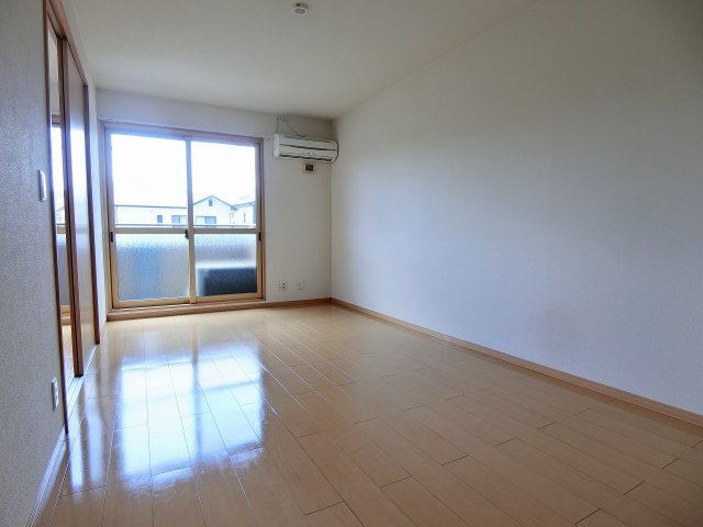 ハウスフリーデⅢの居間・リビング|ゆったりとしたリビングです