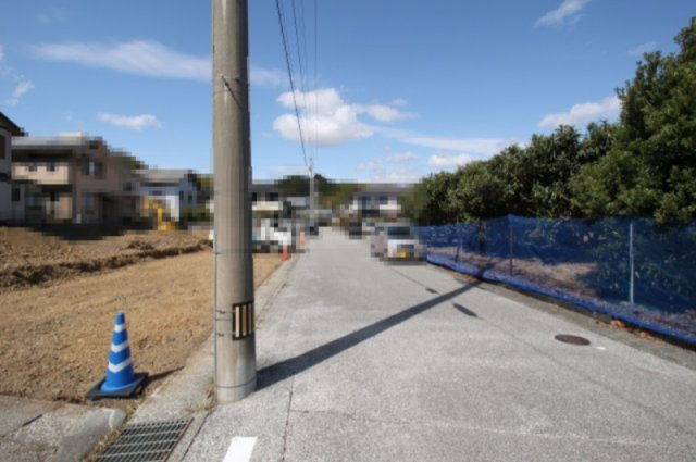 南国市緑ヶ丘3丁目　新築戸建　3号棟【太陽光発電システム】（全4区画）の前面道路含む現地写真|前面道路　東側　幅6.0ｍ　公道　接面10.8ｍ