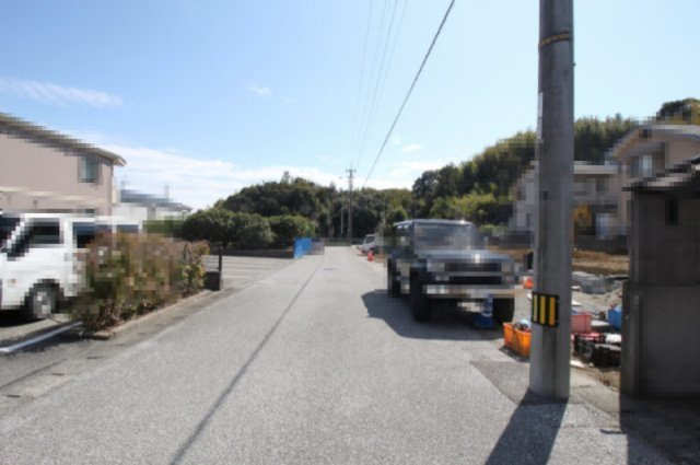 南国市緑ヶ丘3丁目　新築戸建　3号棟【太陽光発電システム】（全4区画）の前面道路含む現地写真|前面道路　東側　幅6.0ｍ　公道　接面10.8ｍ