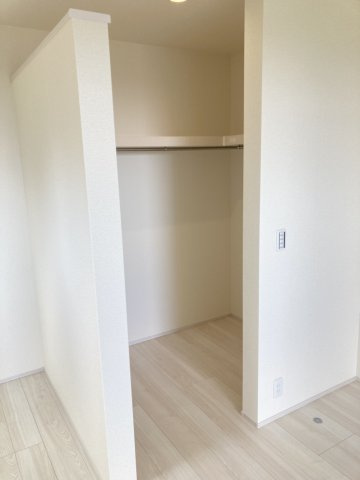 リーブルガーデンＳ高崎金古町第５　2号棟の収納|２階洋室３収納です。
季節物もすっきり片付くウォークインクローゼット付き！