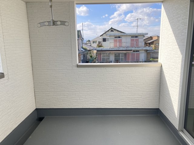 リーブルガーデンＳ高崎金古町第５　2号棟のバルコニー|広々としたインナーバルコニーです。
急な雨でも洗濯物が濡れませんよ！