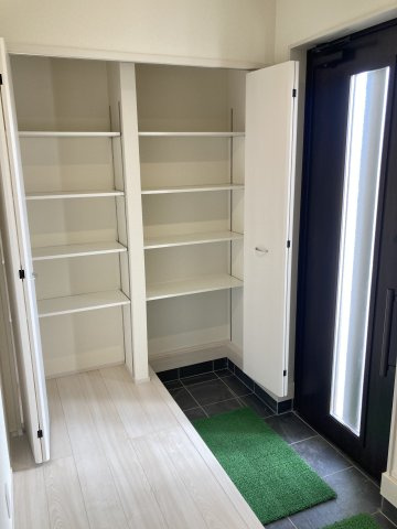 リーブルガーデンＳ高崎金古町第５　2号棟の玄関|玄関収納は沢山の靴が収納できて玄関もすっきり片付きます！